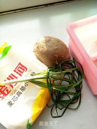 #春食野菜鲜# Wild Onion Potato Silk Cake recipe