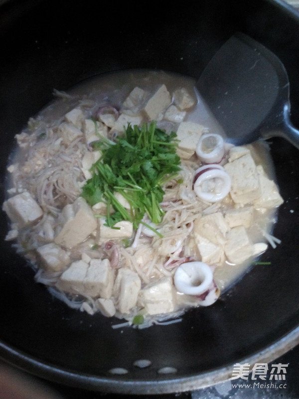 Enoki Mushroom Seafood Stewed Tofu recipe