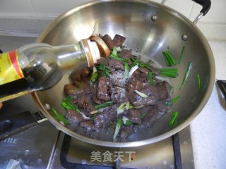 Stir-fried Pork Blood with Green Garlic recipe