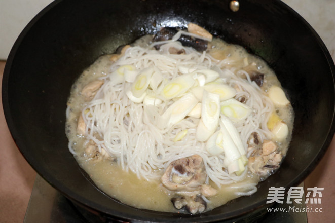 Stewed Chicken with Rice Noodles recipe