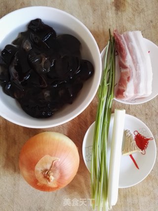 Stir-fried Pork Belly with Black Fungus and Onion recipe