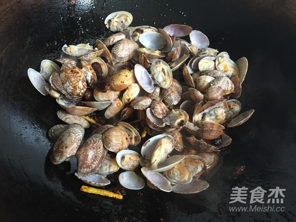 Stir-fried Clams with Shiitake Sauce recipe