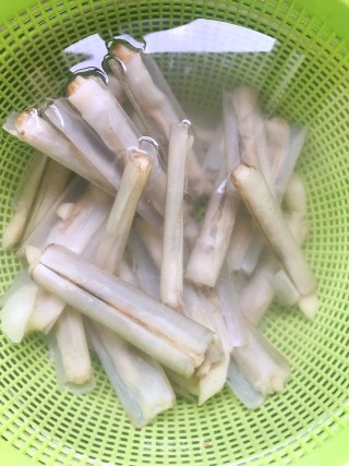 Fried Garlic Seedlings with Bamboo Razor Clams recipe