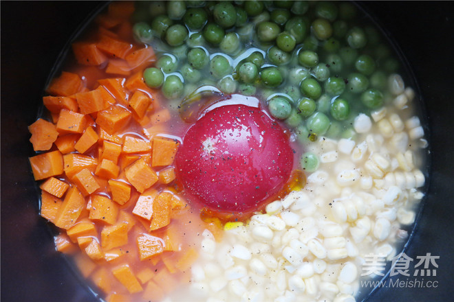 A Whole Tomato Rice-sprouting Rice in Vegetarian Broth recipe