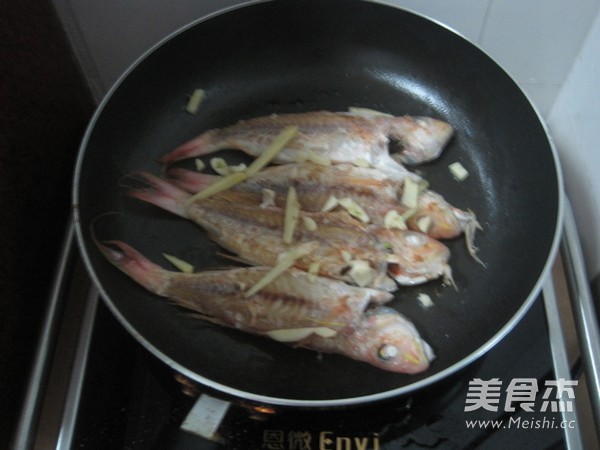 Braised Sequoia Fish with Carrots recipe