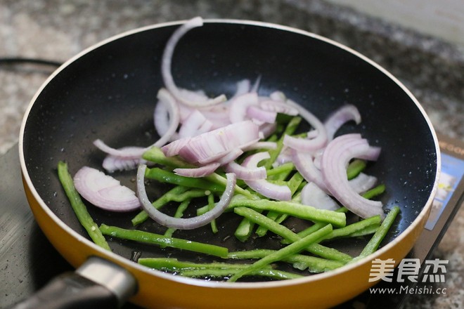 Stir-fried Beef with Black Pepper and Onion recipe