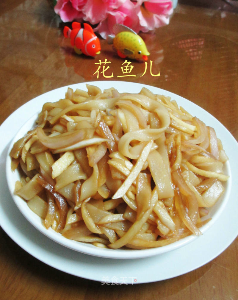 Stir-fried Hor Fun with Onion and Zizania