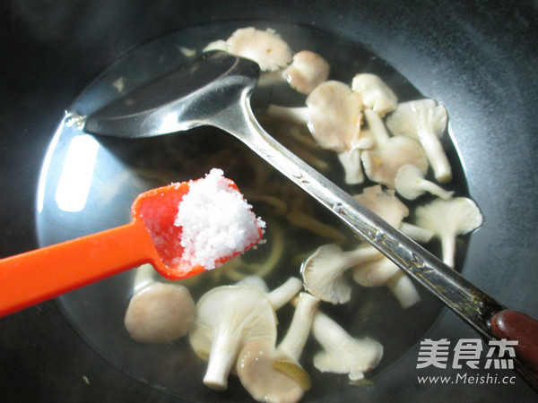 Pickled Mustard Shredded Xiuzhen Mushroom and Egg Drop Soup recipe