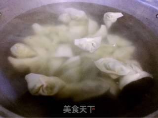 Garland Chrysanthemum Fresh Meat Wonton recipe