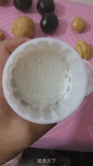 Bean Paste and Lotus Paste Mooncakes recipe