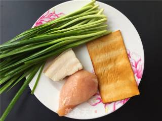 Stir-fried Chicken with Leek and Dried Beans recipe