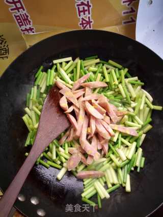 Home-style Fried Garlic Moss (garlic Sprouts) recipe