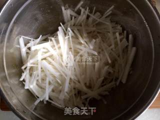 Stir-fried Shredded Pork with Hot Pepper and White Radish recipe