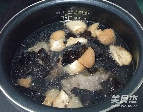 Hericium and Pork Bone Soup recipe