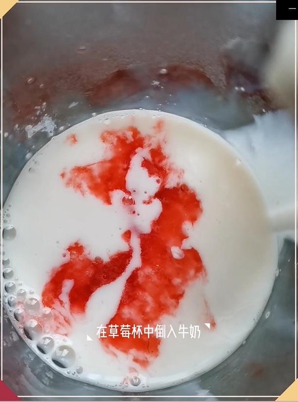 Strawberry Fresh Milk with Cheese Milk Cover recipe