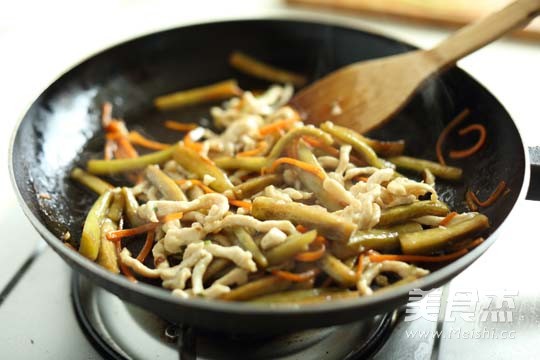 Stir-fried Shredded Chicken with Eggplant recipe