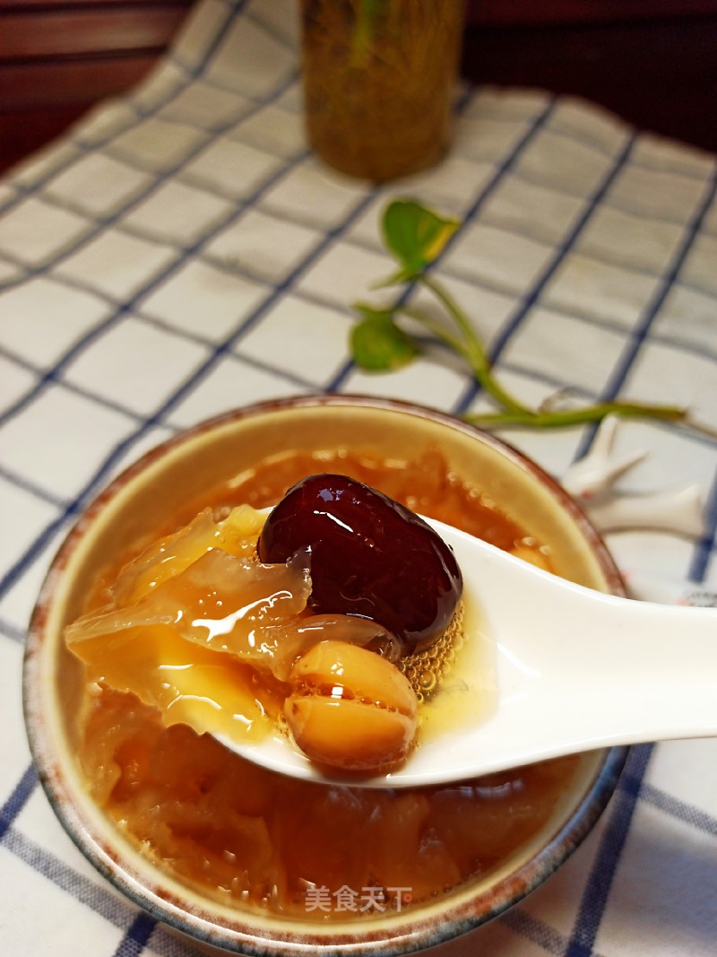 White Fungus, Red Date and Lotus Seed Soup recipe