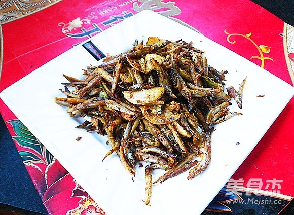 Stir-fried Small Dried Fish with Garlic recipe