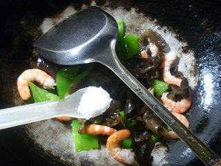 Fried Black Fungus with Shrimp and Pepper recipe