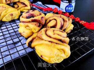 Pumpkin Flower Roll with Blueberry Sauce recipe