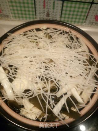 Stewed Vermicelli with Big Bones in Casserole Cabbage and Seaweed recipe