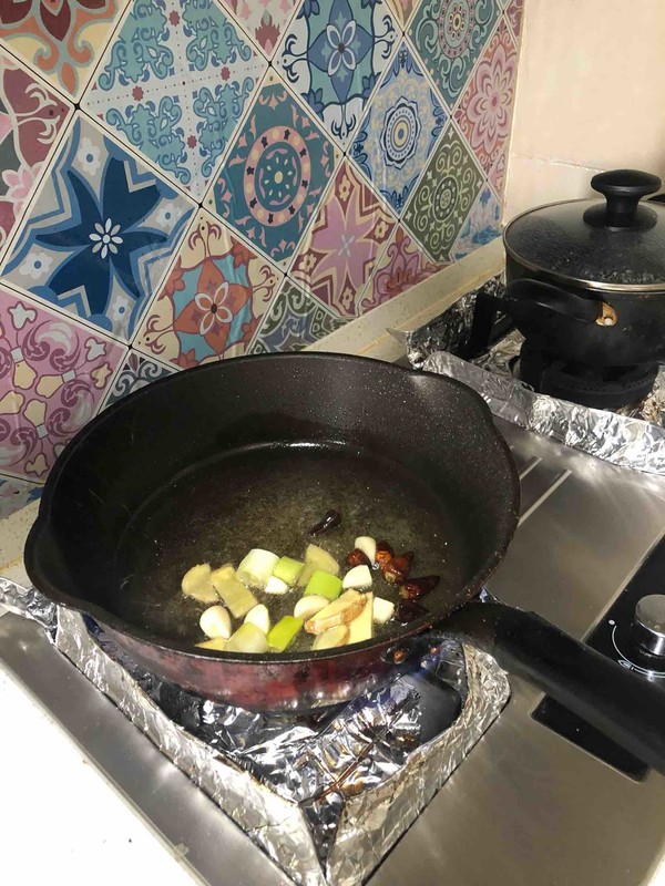 Use The Remaining Ingredients in The Refrigerator to Make Three Cups of Chicken recipe