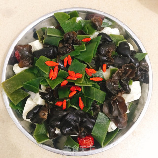 Steamed Fish Roll with Black Fungus and Kelp recipe