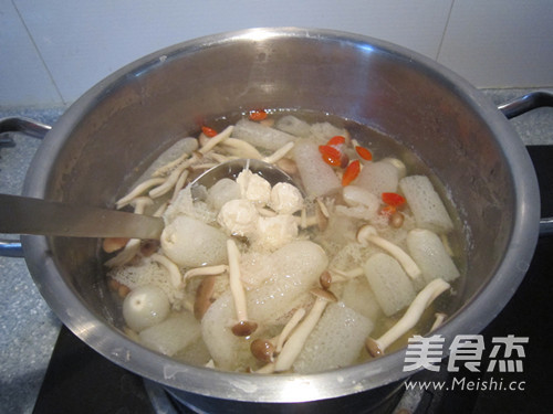 Bamboo Fungus Chicken Breast Meatball Soup recipe