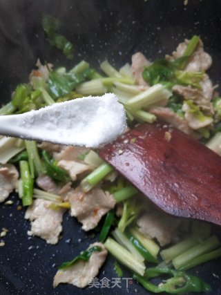 Stir-fried Pork with Parsley recipe
