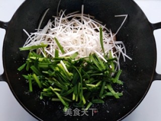 Stir-fried Hor Fun with Leek recipe