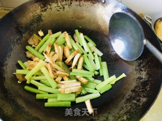 Celery Stir-fried Dried Tofu recipe