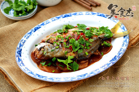 Braised Pomfret with White Radish recipe