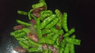 Teach You How to Stir-fry-fried Sausage with Snow Peas recipe