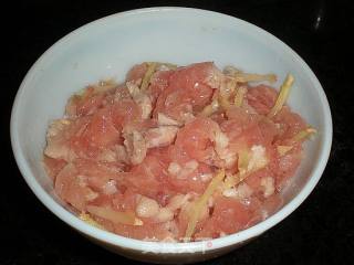 Green Pepper Shredded Pork Topped with Noodles recipe