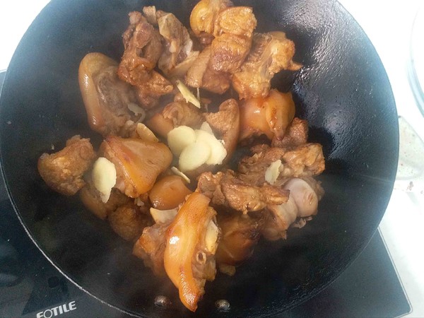 Braised Spicy Pork Trotters with Hard Vegetables on New Year's Eve recipe