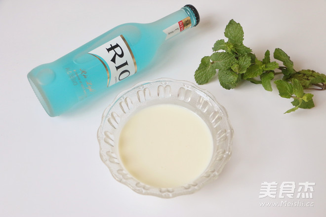 Blue Sky and White Cloud Cocktail recipe