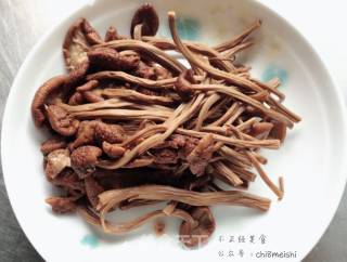 Fried Pork with Tea Tree Mushroom recipe