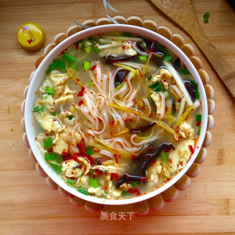 Simple and Nutritious-chinese Chive and Egg Noodle Soup
