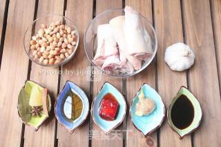 Finger-sucking Fermented Bean Curd and Peanut Stewed Trotters recipe