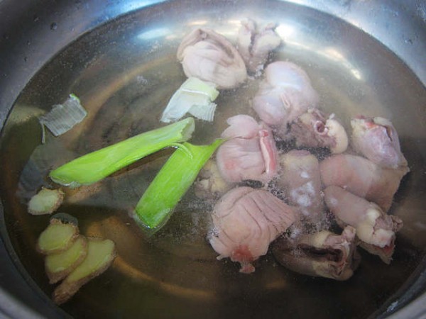 White Jade Mushroom Mixed with Chicken Offal recipe