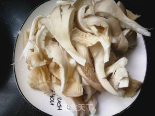 Stir-fried Oyster Mushroom with Green and Red Pepper recipe