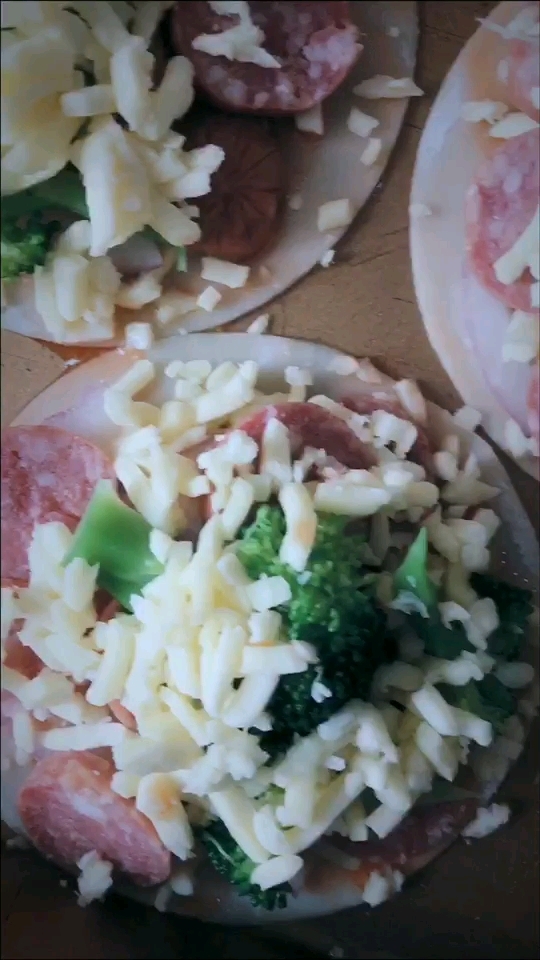 Mini Pizza with Sausage and Broccoli recipe