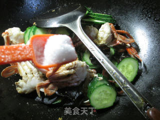 Stir-fried Flower Crab with Black Fungus and Cucumber recipe