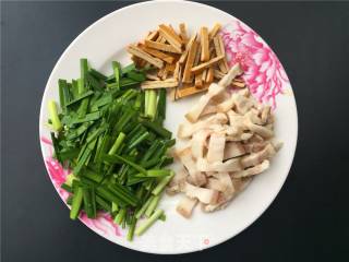 Stir-fried Chicken with Leek and Dried Beans recipe