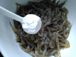 Fried Leek with Small River Prawns recipe