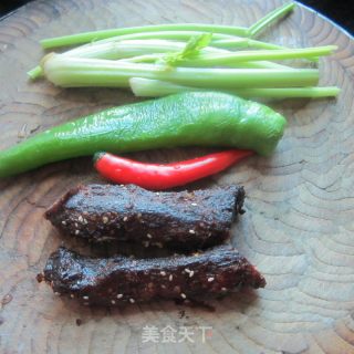 Stir-fried Cured Beef with Celery and Green Pepper recipe