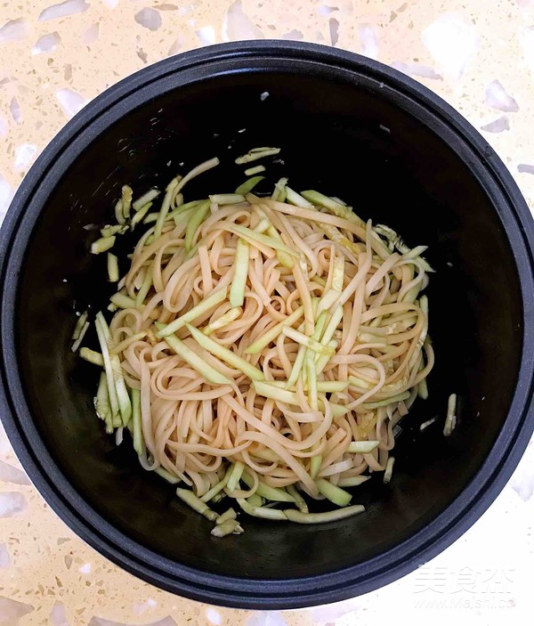 Cold Noodles with Beef and Melon recipe