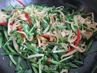 Stir-fried Bean Curd with Leek in Oyster Sauce recipe