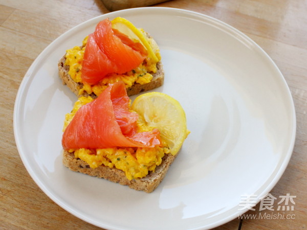 Salmon Scrambled Egg Sandwich recipe