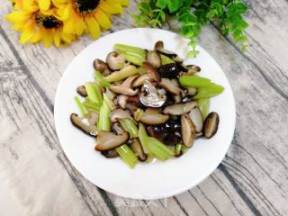 Stir-fried Celery with Shiitake Mushrooms recipe